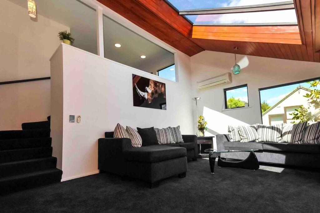 Stunning Home With Amazing Wakatipu Lake Views Queenstown Exterior photo
