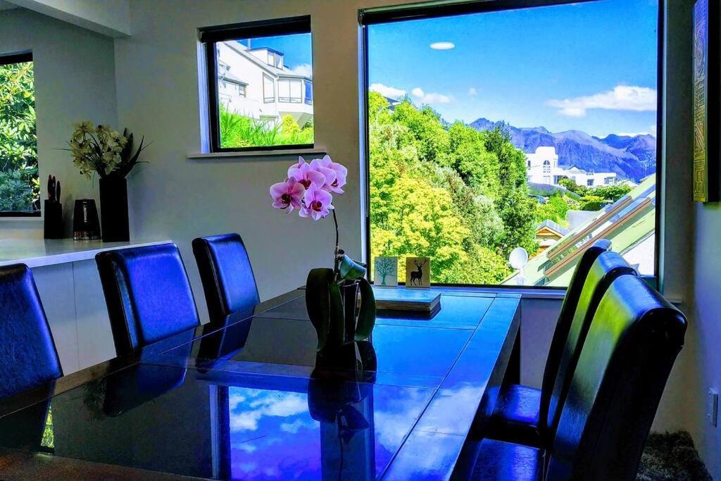 Stunning Home With Amazing Wakatipu Lake Views Queenstown Exterior photo