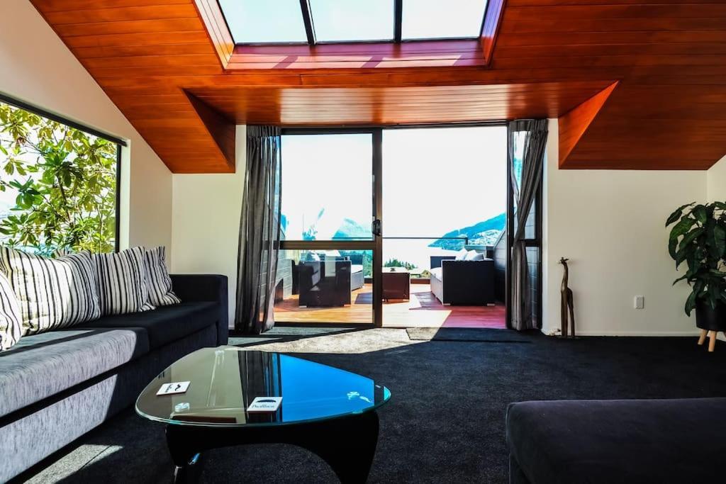 Stunning Home With Amazing Wakatipu Lake Views Queenstown Exterior photo
