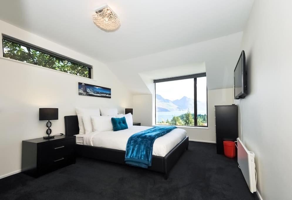 Stunning Home With Amazing Wakatipu Lake Views Queenstown Exterior photo