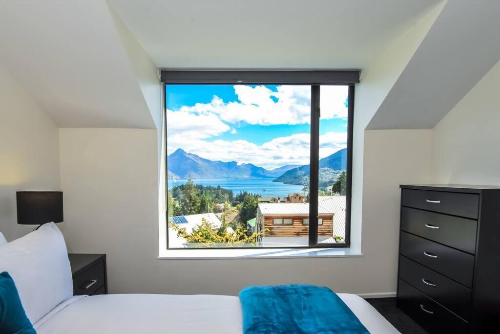 Stunning Home With Amazing Wakatipu Lake Views Queenstown Exterior photo