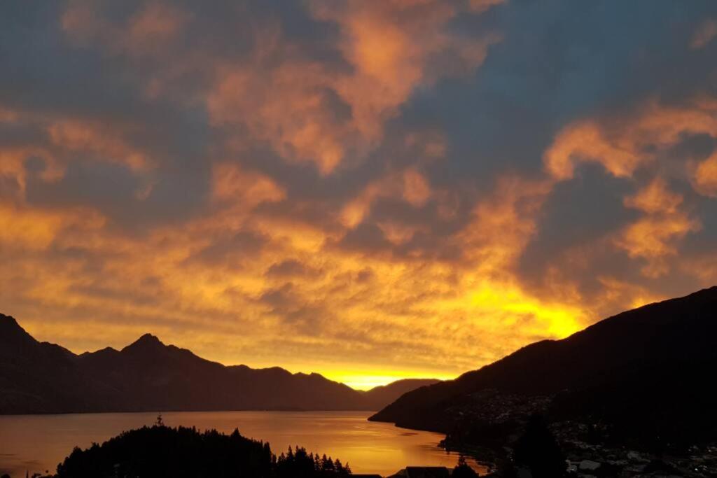 Stunning Home With Amazing Wakatipu Lake Views Queenstown Exterior photo
