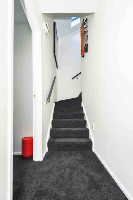 Stunning Home With Amazing Wakatipu Lake Views Queenstown Exterior photo